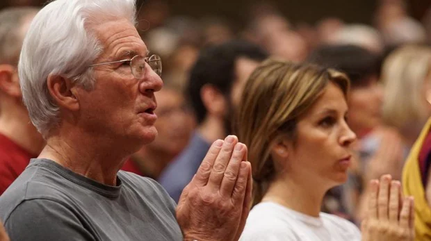Richard Gere reza en Madrid con su maestro budista