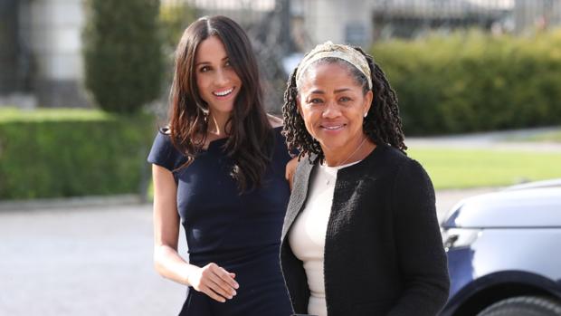 Isabel II invita a la madre de Meghan Markle a las fiestas de Navidad