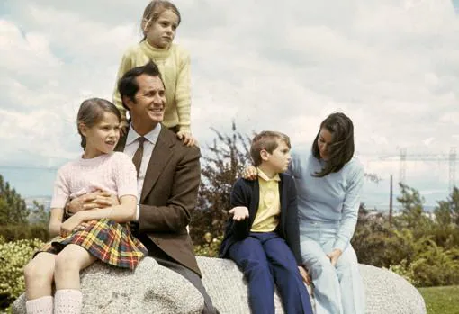 Luis Miguel Dominguín y Lucía Bosé junto a sus tres hijos