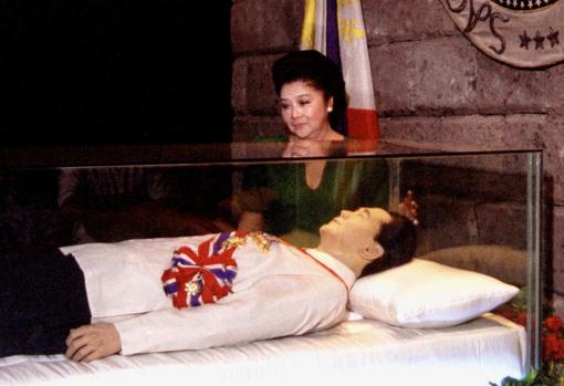 Imelda Marcos junto al cadáver de su marido, Ferdinand Marcos