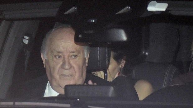 ¿Por qué Amancio Ortega fue el único que no cumplió el «dress code» en la boda de su hija?