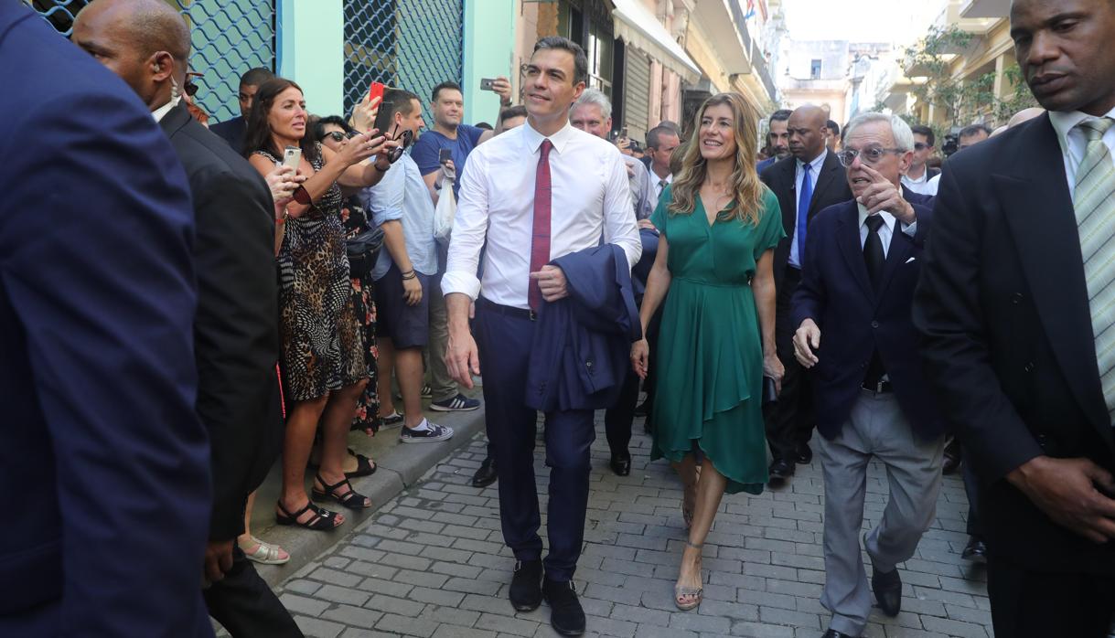 Begoña Gómez repite vestido: de las calles de Cádiz con Merkel a Cuba con Pedro Sánchez