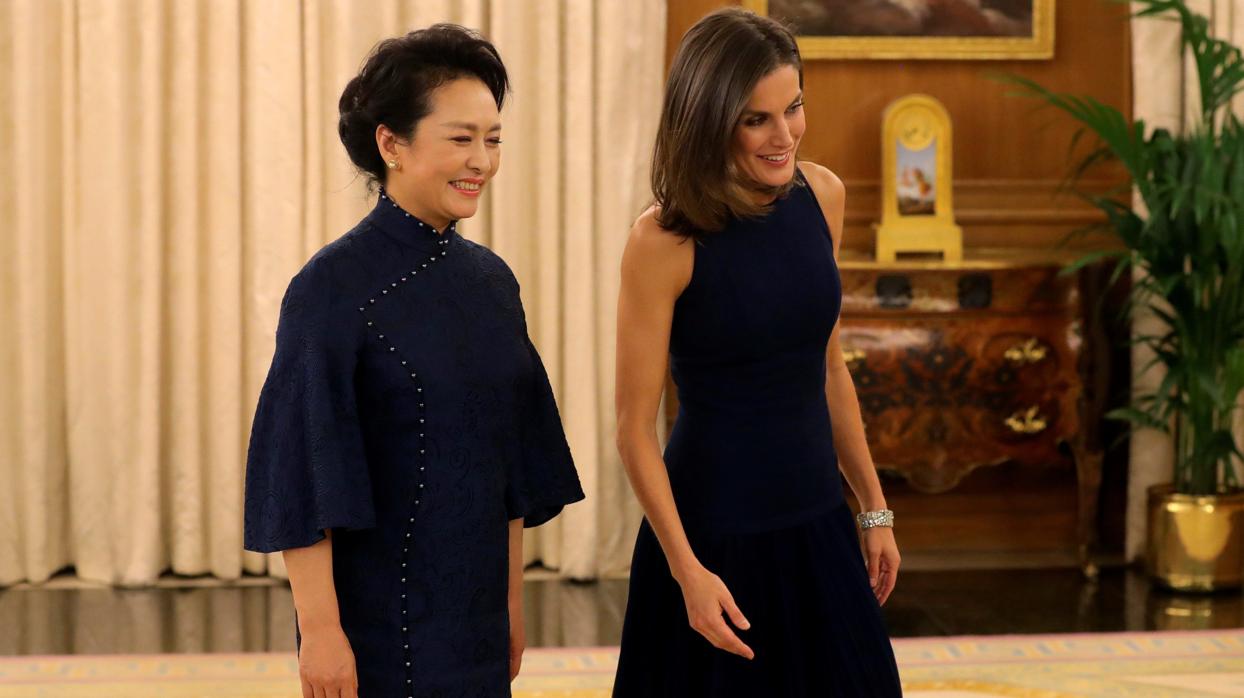 La Reina Letizia y Peng Liyuan, dos damas de azul en Zarzuela