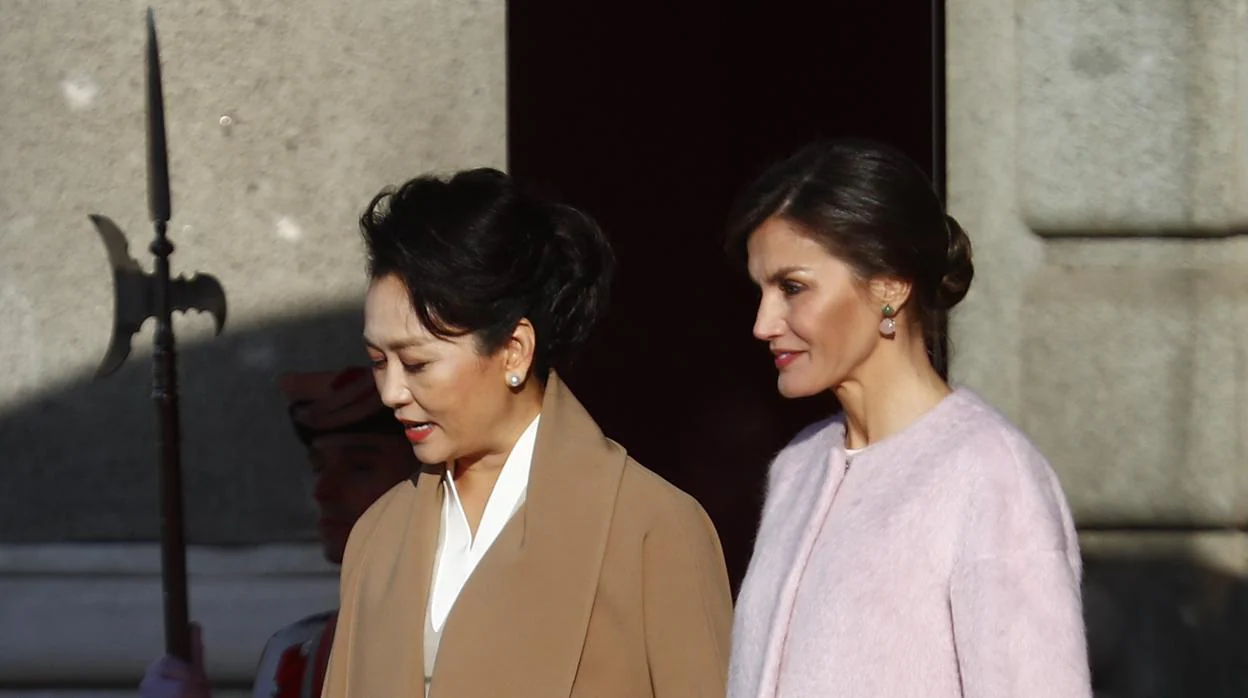La Reina Letizia, de rosa en el segundo duelo de estilo con la esposa del presidente chino