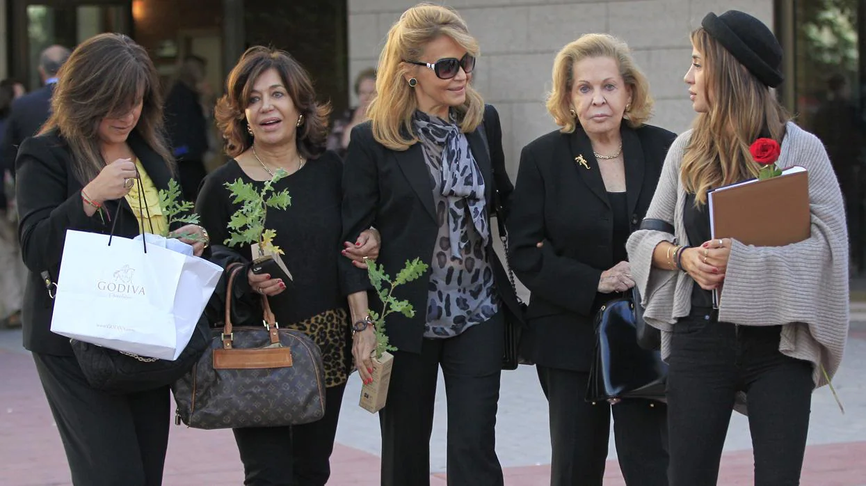 La ex de Bisbal Elena Tablada (desde la derecha) junto a su abuela Elena Moure, su tía Vivian, su madre Elena, y una amiga en Madrid