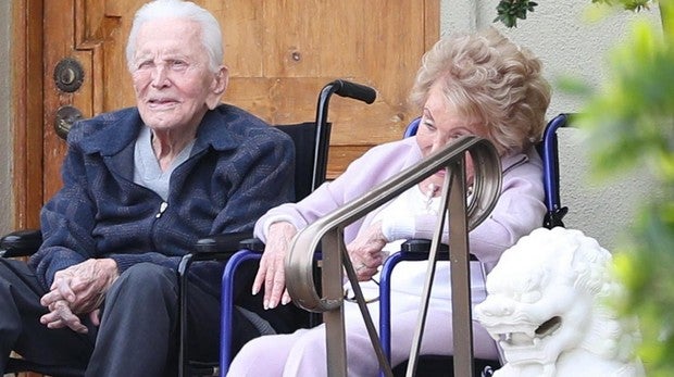 Kirk Douglas alcanza los 102 años con una salud de hierro