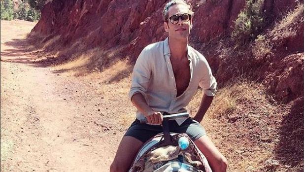 Jon Kortajarena se sube a un camello para evitar los atascos de Madrid