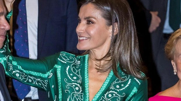 La Reina Letizia sorprende con un original vestido verde para apoyar a las mujeres rurales