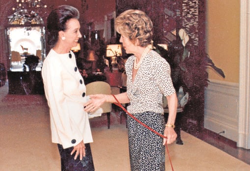 Aline Griffith y Nancy Reagan en 1987 en la Casa Blanca