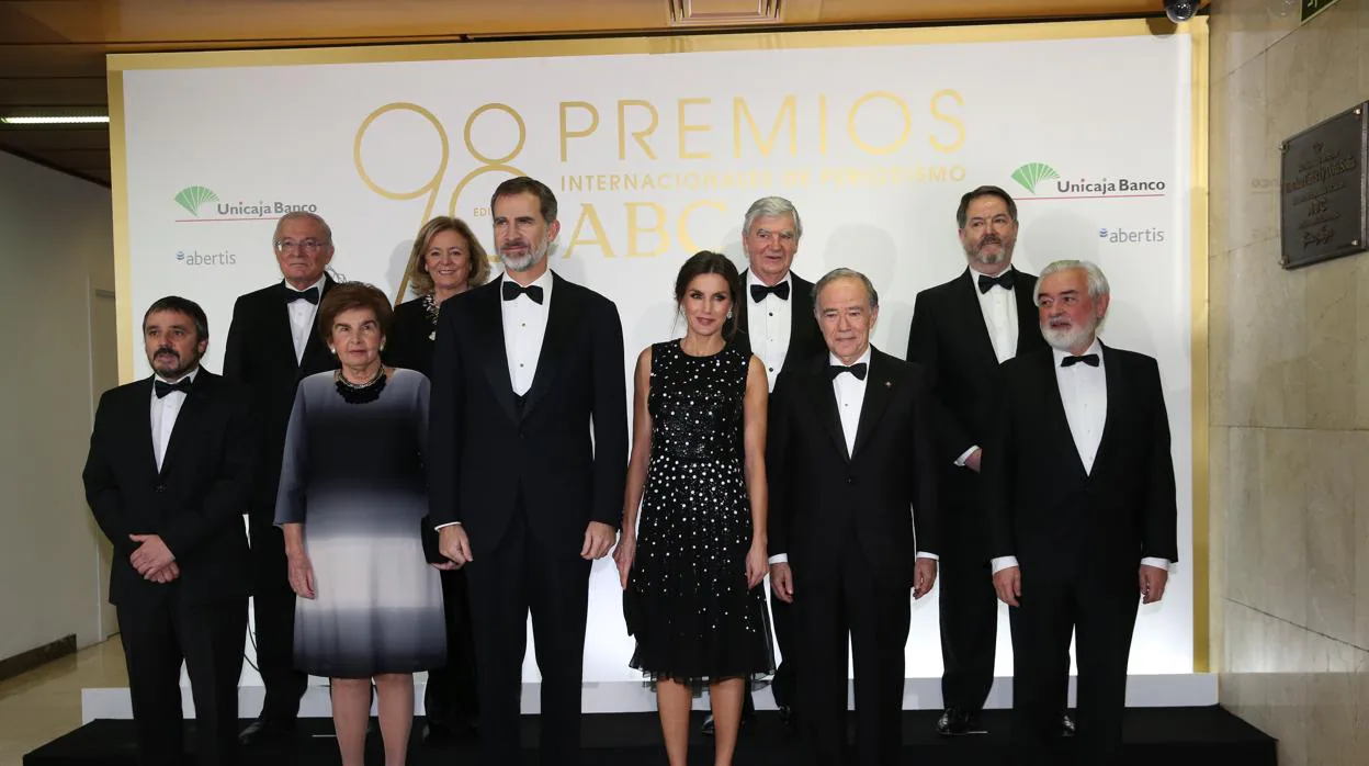 La Reina Letizia deslumbra en la entrega de los premios Mariano de Cavia, Luca de Tena y Mingote