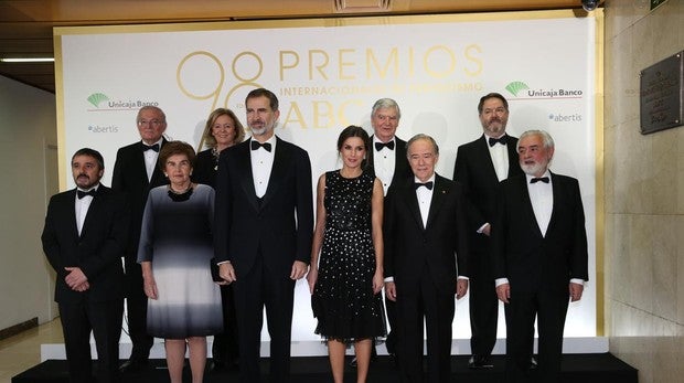 La Reina Letizia deslumbra en la entrega de los premios Mariano de Cavia, Luca de Tena y Mingote