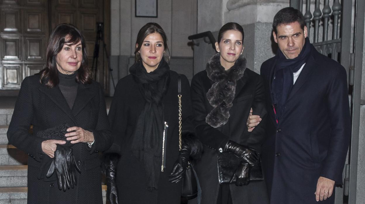 Carmen Martínez-Bordiú, su hija, Cynthia Rossi, Margarita Vargas y Luis Alfonso de Borbón, en el funeral de Carmen Franco