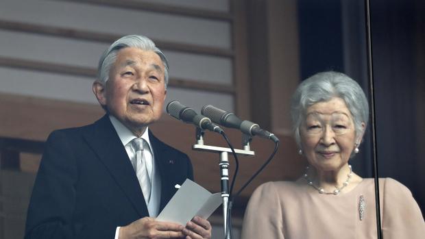 Akihito de Japón se da un baño de masas por su 85 cumpleaños