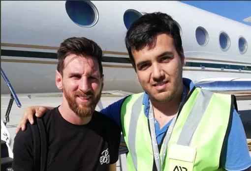 Messi con el operario del aeropuerto de Rosario