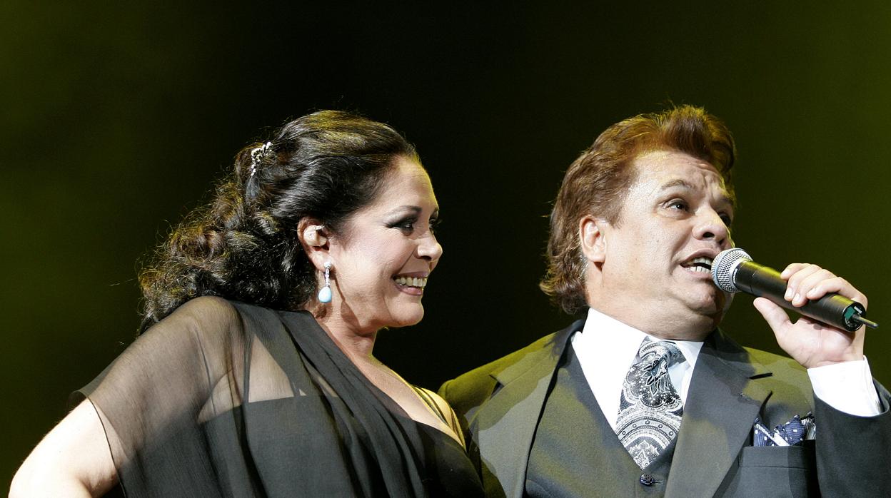 Isabel Pantoja y Juan Gabriel, en un concierto en 2006