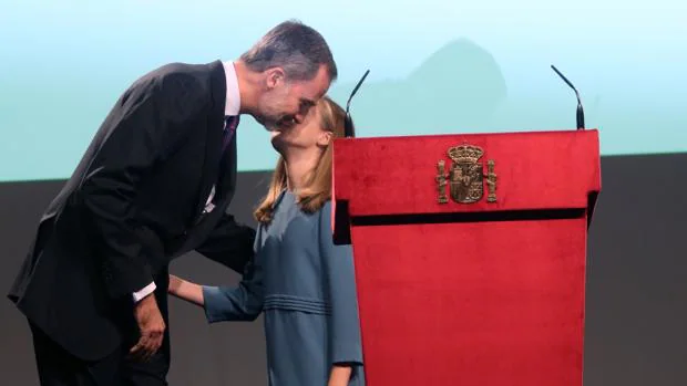 El Rey Felipe VI besa a la Princesa Leonor