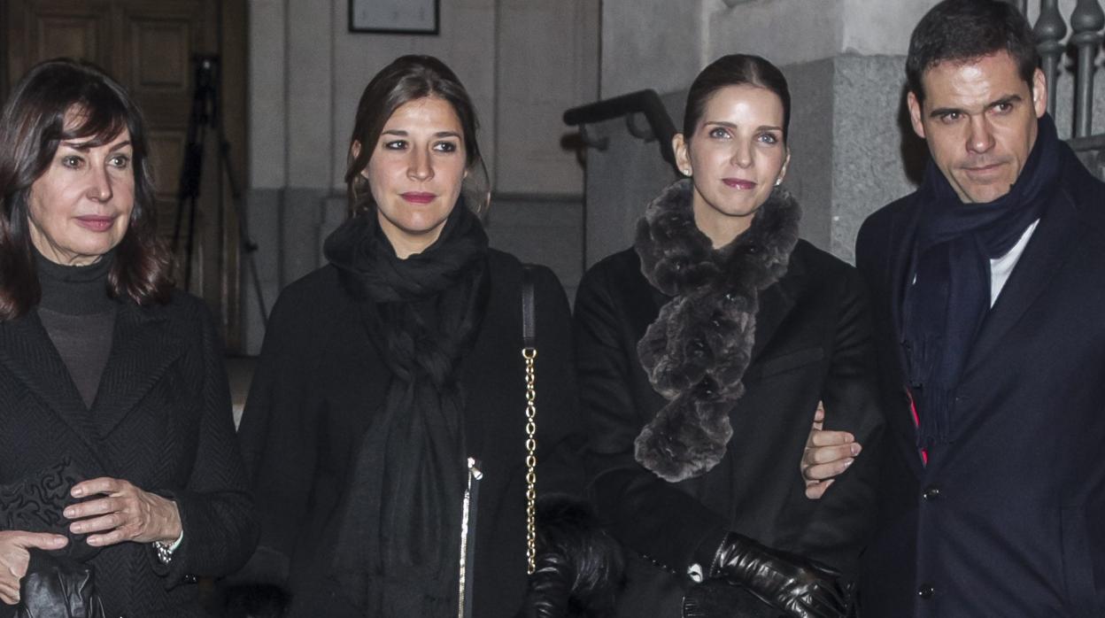 Algunos de los miembros de la familia Franco durante el funeral de Carmen Franco