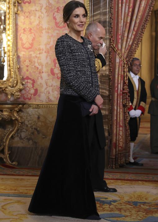 Doña Letizia, de gris y negro