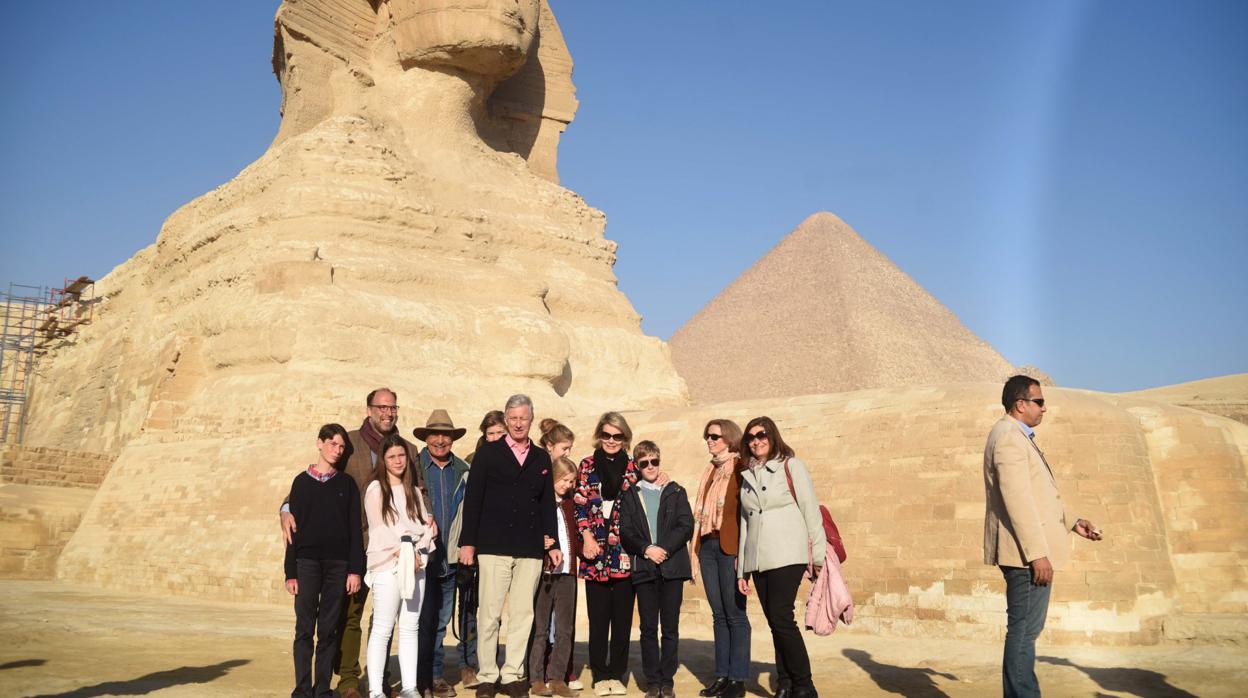 La Familia Real belga y sus acompañantes a los pues de la esfinge de Giza