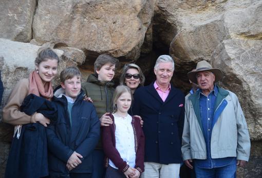 Los príncipes Isabel, Manuel, Gabriel y Leonor, junto a sus padres, Matilde y Felipe de los Belgas, y un guía local