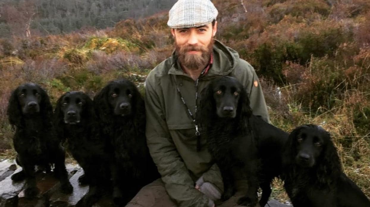 James Middleton junto a sus cinco perros