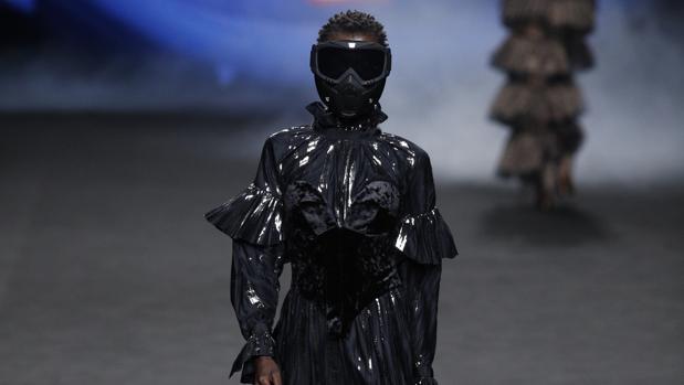 Zuloaga, superhéroes y encaje negro en la Madrid-Benz Fashion Week Madrid