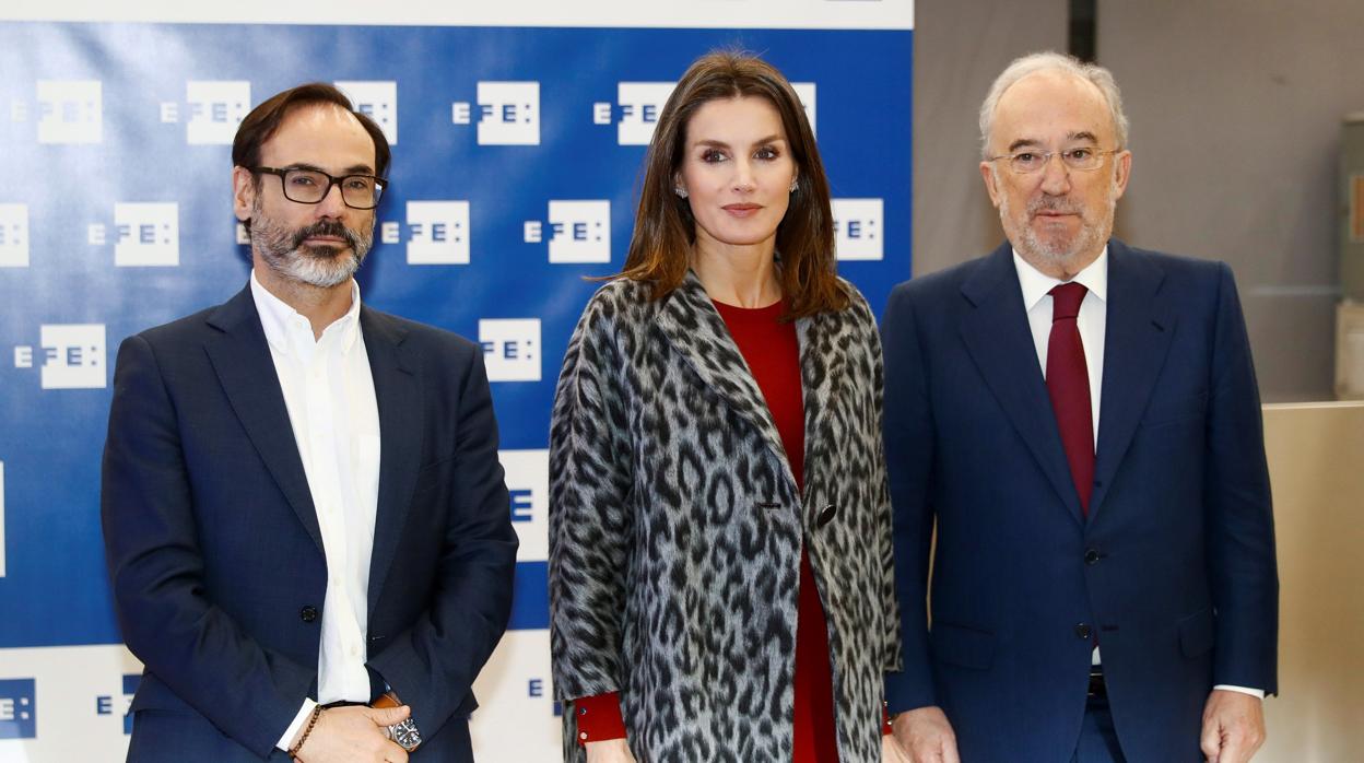 La Reina Letizia, el presidente de la agencia EFE, Fernando Garea, y Santiago Muñoz Machado, director de la Real Academia Española