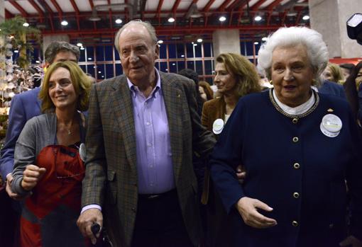 El Rey Don Juan Carlos pasea por el Rastrillo Nuevo Futuro acompañado de su hermana