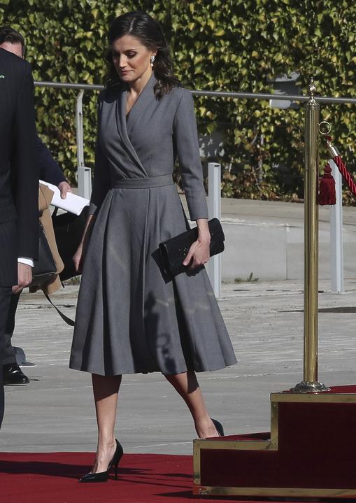 La Reina Letizia deslumbra en Marruecos con un vestido joya de su diseñador fetiche