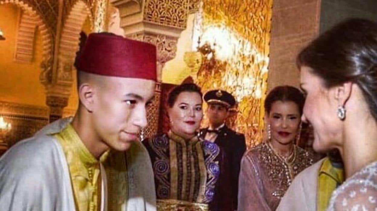 El Príncipe Hassan saluda a la Reina Doña Letizia durante la cena de gala