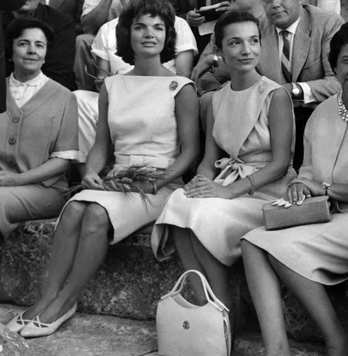 Jackie Kennedy y Lee Radziwill, en durante un viaje a Grecia, en 1961 EFE