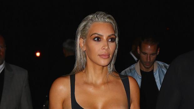 El vestido imposible de Kim Kardashian que deja al descubierto parte de sus senos