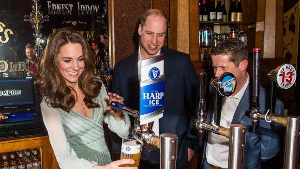 Catalina de Cambridge muestra su habilidad tirando cervezas