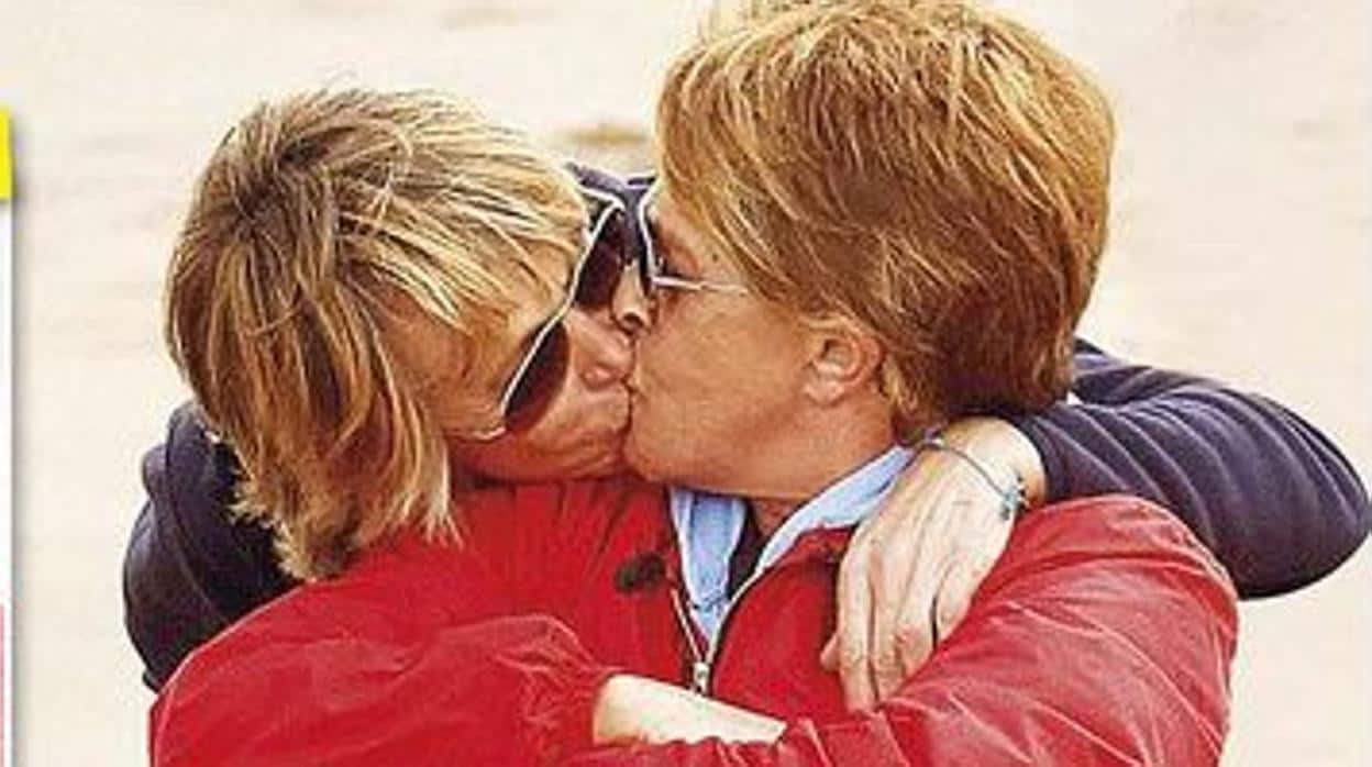 Chelo García Cortés besa a su mujer