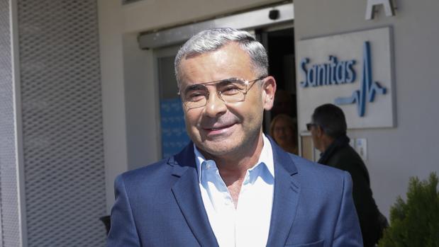 Jorge Javier Vázquez bromea a las puertas del hospital: «Ya que estaba me habría hecho una liposucción»