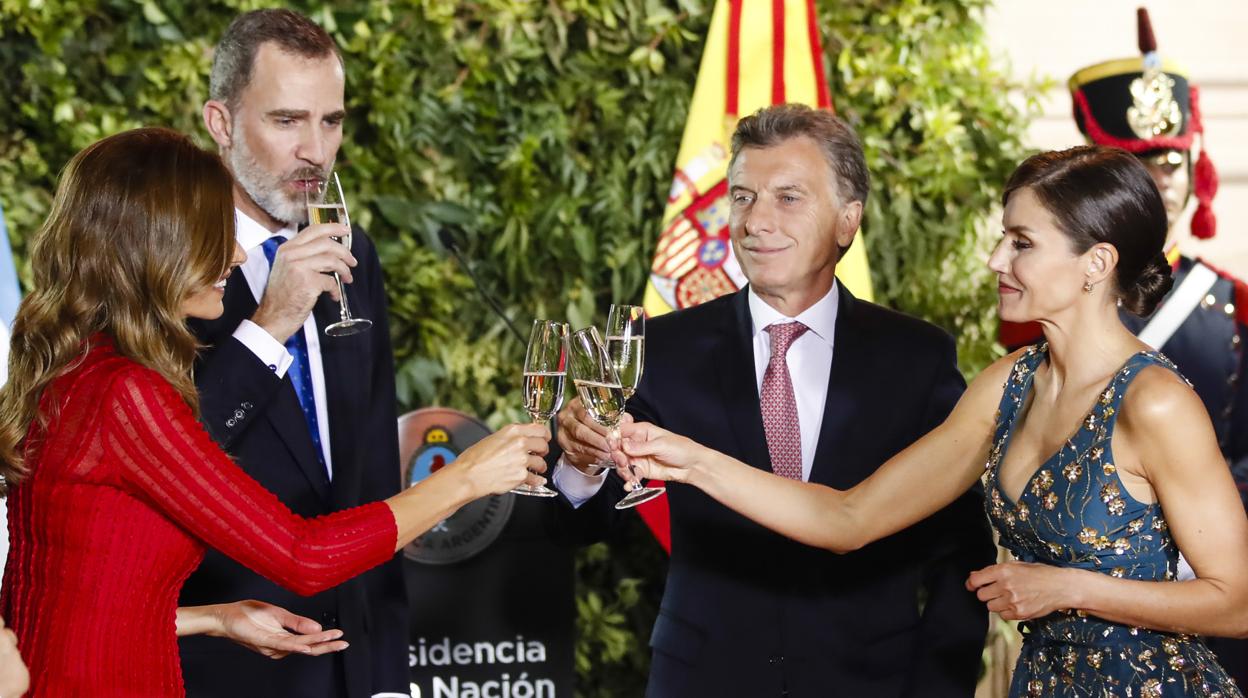 El presidente de Argentina y su esposa brindan con los Reyes de España