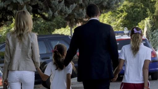 Pedro Sánchez y su mujer acompañan a sus hijas al colegio