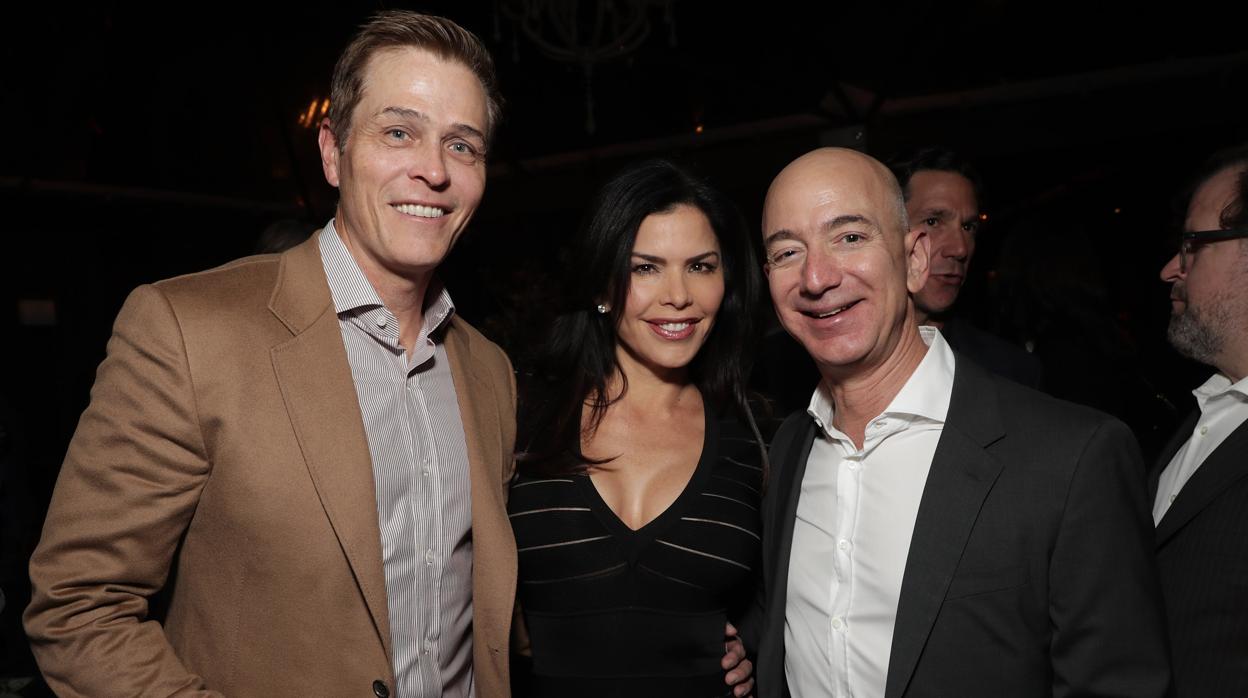 Lauren Sanchez (centro), entre su marido, Patrick Whitesell (izda.) y su amante, Jeff Bezos (decha.)