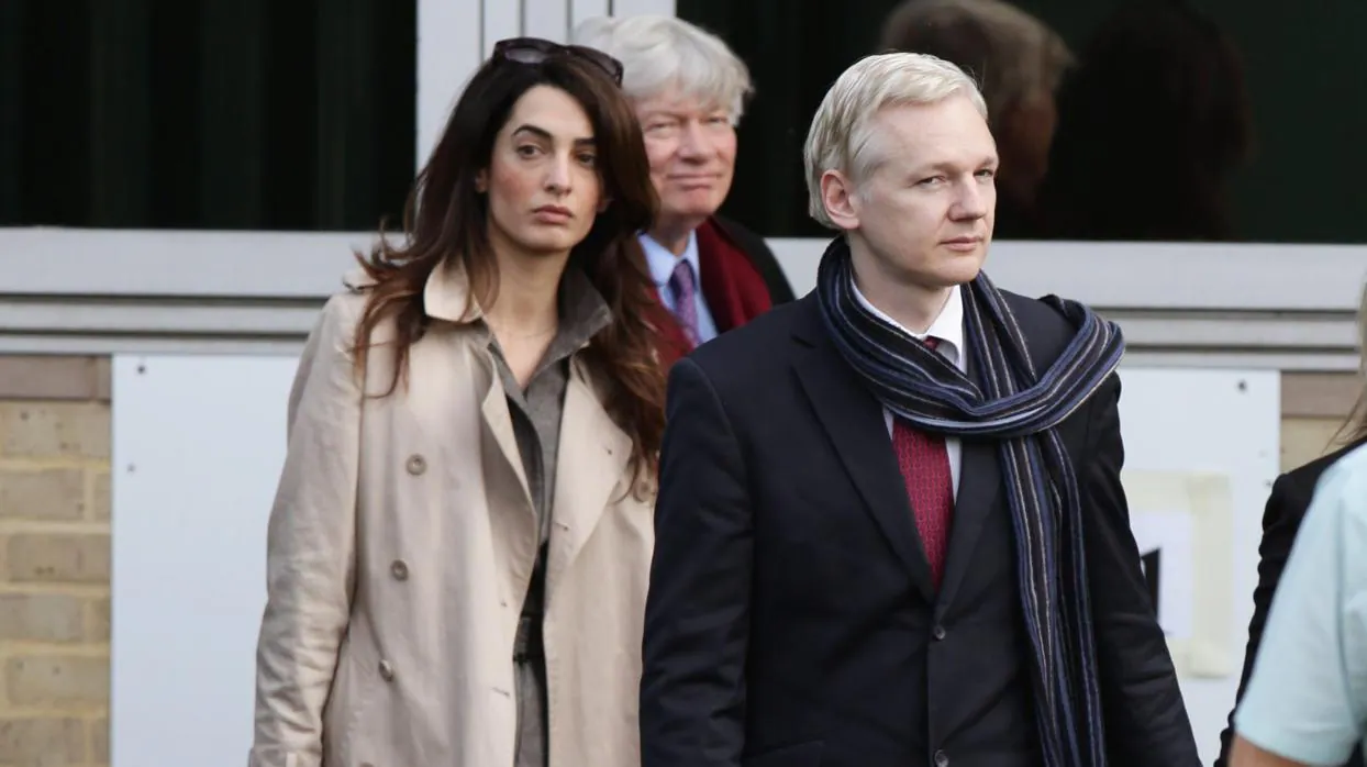 Amal Clooney y Julian Assange, en noviembre de 2011 en Londres
