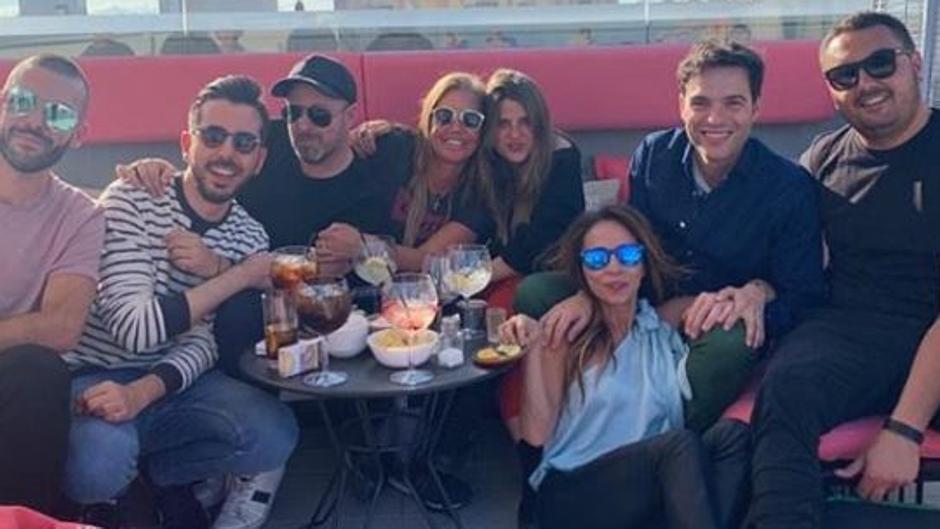 Belén Esteban publica una foto con los testigos de su boda