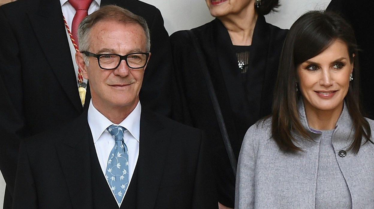 Los Reyes posan junto a la poeta Ida Vitale (centro), la vicepresidenta del Gobierno, Carmen Calvo (segunda, a la derecha), el ministro de Cultura, José Guirao (primera fila, a la izquierda) y otras personalidades, en la entrega del Premio de Literatura en Lengua Castellana Miguel de Cervantes