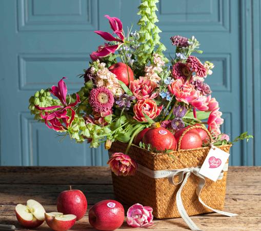 Centro de flores y manzanas Pink Lady by Sally Hambleton