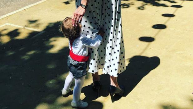 Así ha vestido Eva González a su hijo para ir a la feria