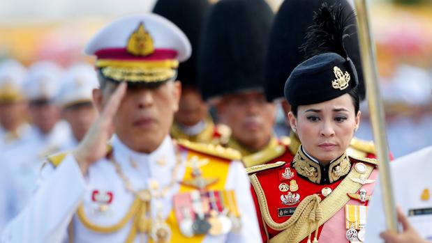 El rey de Tailandia anuncia que el país tendrá una nueva reina: la exazafata y general Suthida