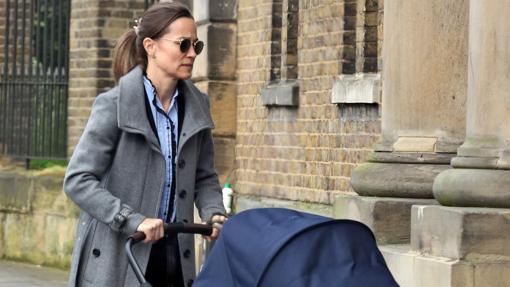 Pippa Middleton paseando a Arthur