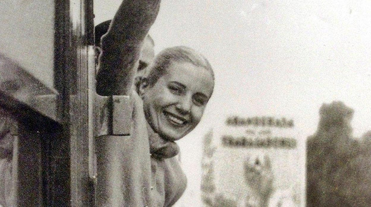 Evita en uno de sus baños de multitudes en Argentina. Debajo, muy enferma, procede a votar. Falleció el 26 de julio de 1952