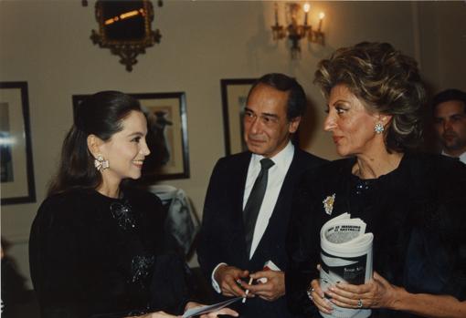 Pitita Ridruejo e Isabel Preysler en la entrega del «ABC de Oro», en 1987
