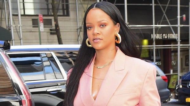 Rihanna se mete de lleno en el mundo de la moda lanzando su firma de lujo