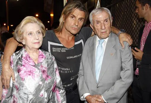 Nacho Cano, con sus padres Modesto Cano y Emilia, en una imagen de 2013