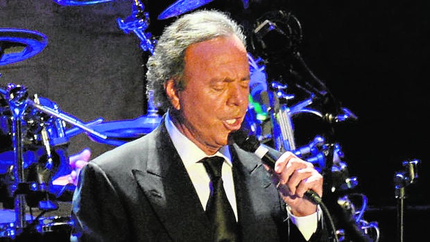 Julio Iglesias mantiene su silencio tras no recoger el Grammy honorífico